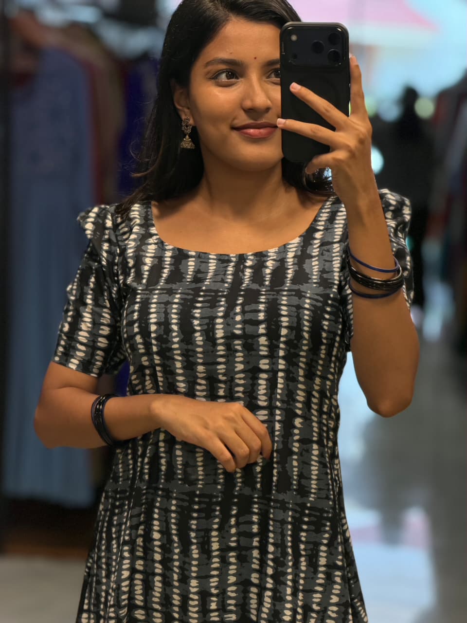 Close-up of neckline and shibori print on [PBC1005] – black and white Jaipur Soft Cotton