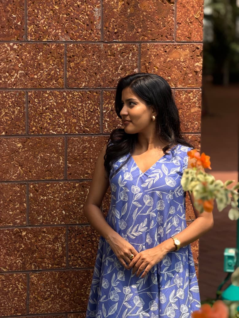 [PBC1007] Periwinkle Tulip Jaipur Hand-Block Cotton – three-quarter portrait against brick wall