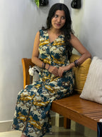 [PBC1008] Nandi Pichwai Jaipur Hand-Block Cotton – seated side angle showing fabric drape