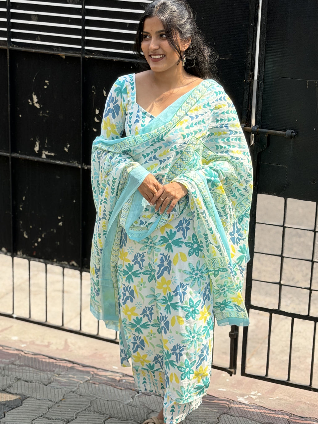 [PBC1020] Summer Floral Jaipur Hand-Block Cotton – Mint colourway, upper body portrait showing print and dupatta
