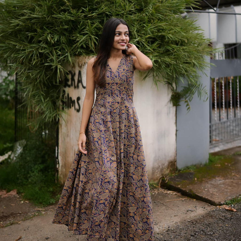 [PBC1023] Heritage Indigo Kalamkari Jaipur Hand-Block Cotton – full-length view, street location