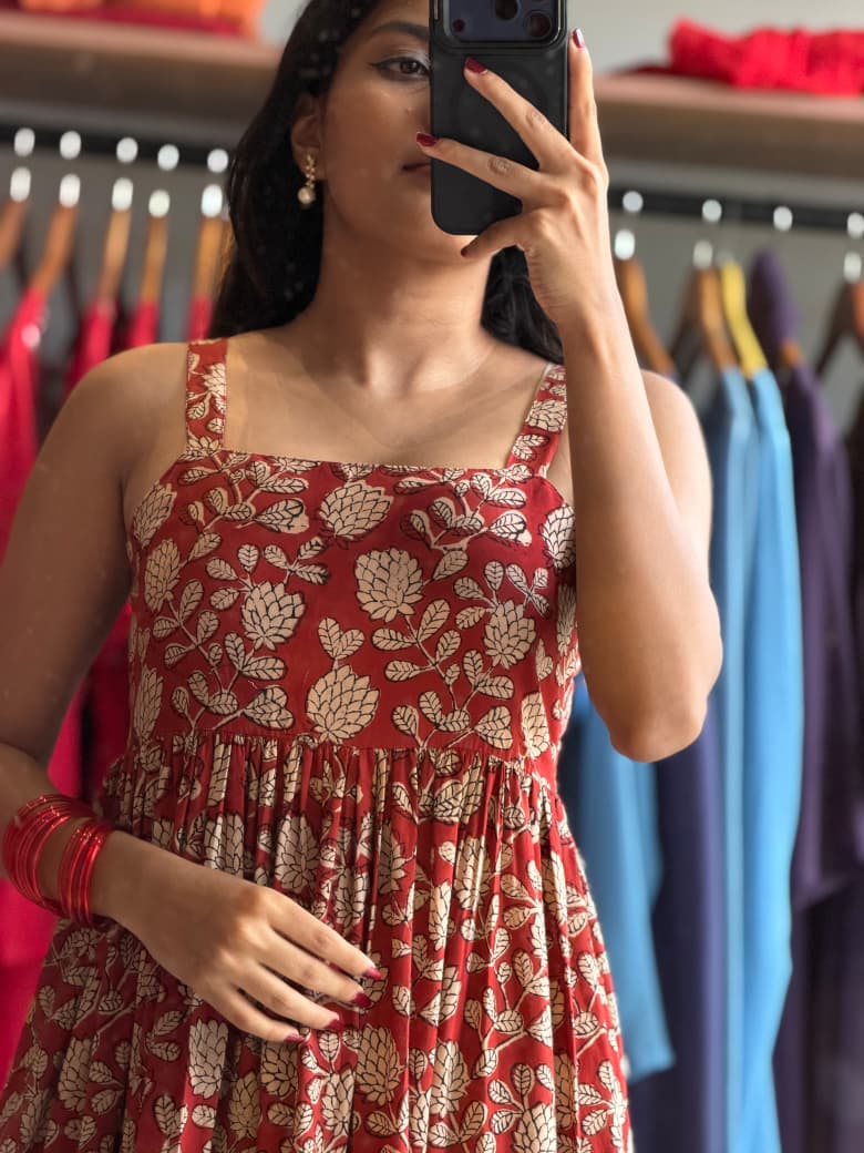 [PBC1029] Terracotta Floral Block Print – mirror upper body view showing neckline and print