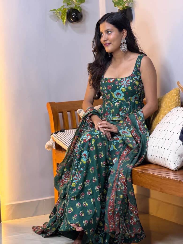 [PBC1033] Forest Green Kalamkari – seated view showing dupatta and kalamkari garden print detail