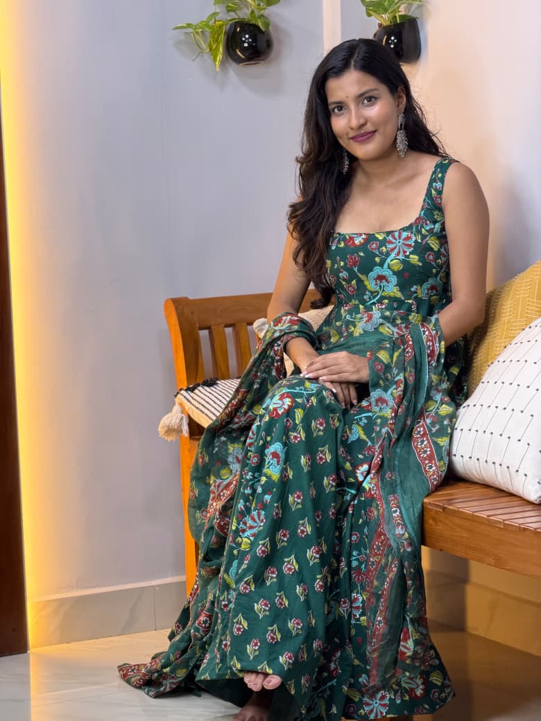 [PBC1033] Forest Green Kalamkari Jaipur Soft Cotton – seated full-length view with dupatta