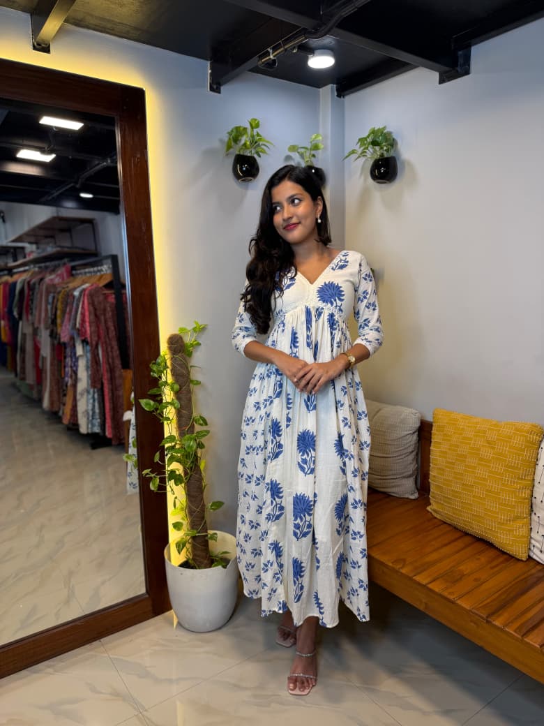 [PBC1061] Indigo Bloom Jaipur Soft Cotton – full-body front angled pose
