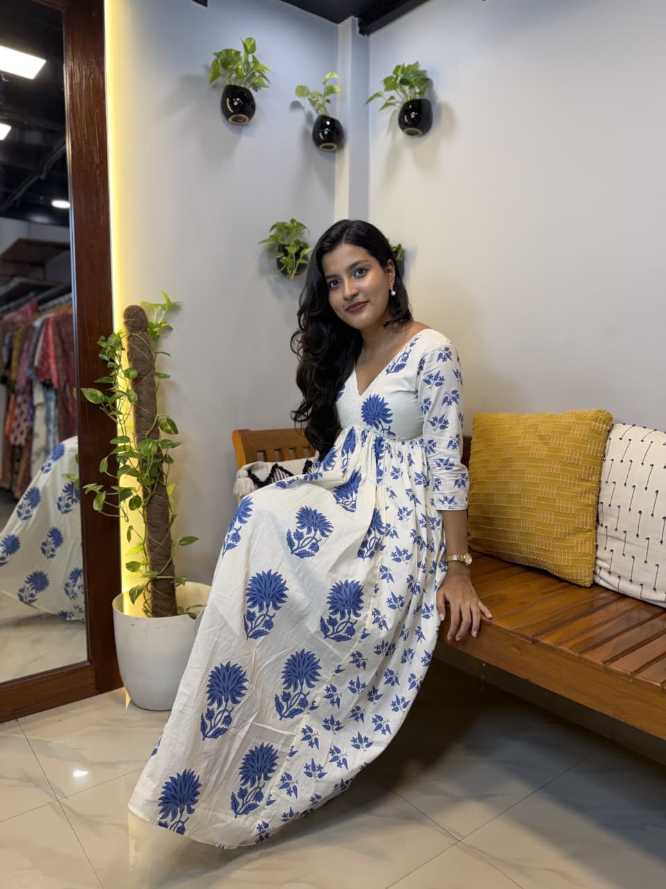 [PBC1061] Indigo Bloom Jaipur Soft Cotton – full-body seated on bench