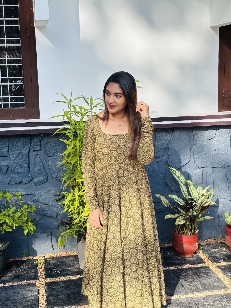 [PBC1067] Olive Medallion Booti Jaipur Soft Cotton – full-length side-turned pose