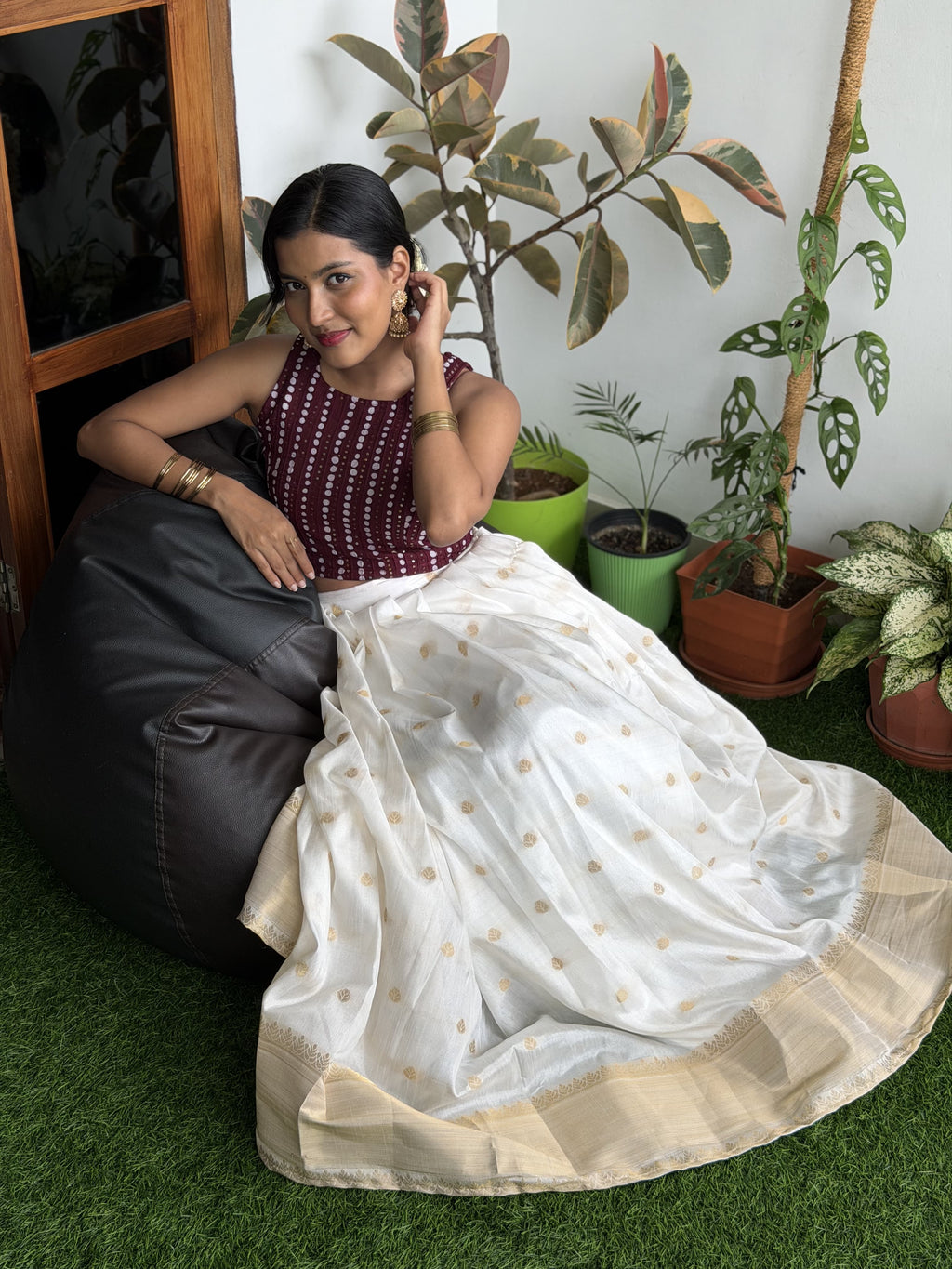 [PBC1071] Maroon bandhani blouse with ivory Kasavu skirt – full-length angled view
