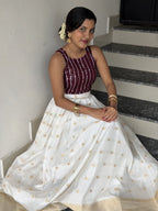 [PBC1071] Maroon bandhani blouse with ivory Kasavu skirt – full-length seated view