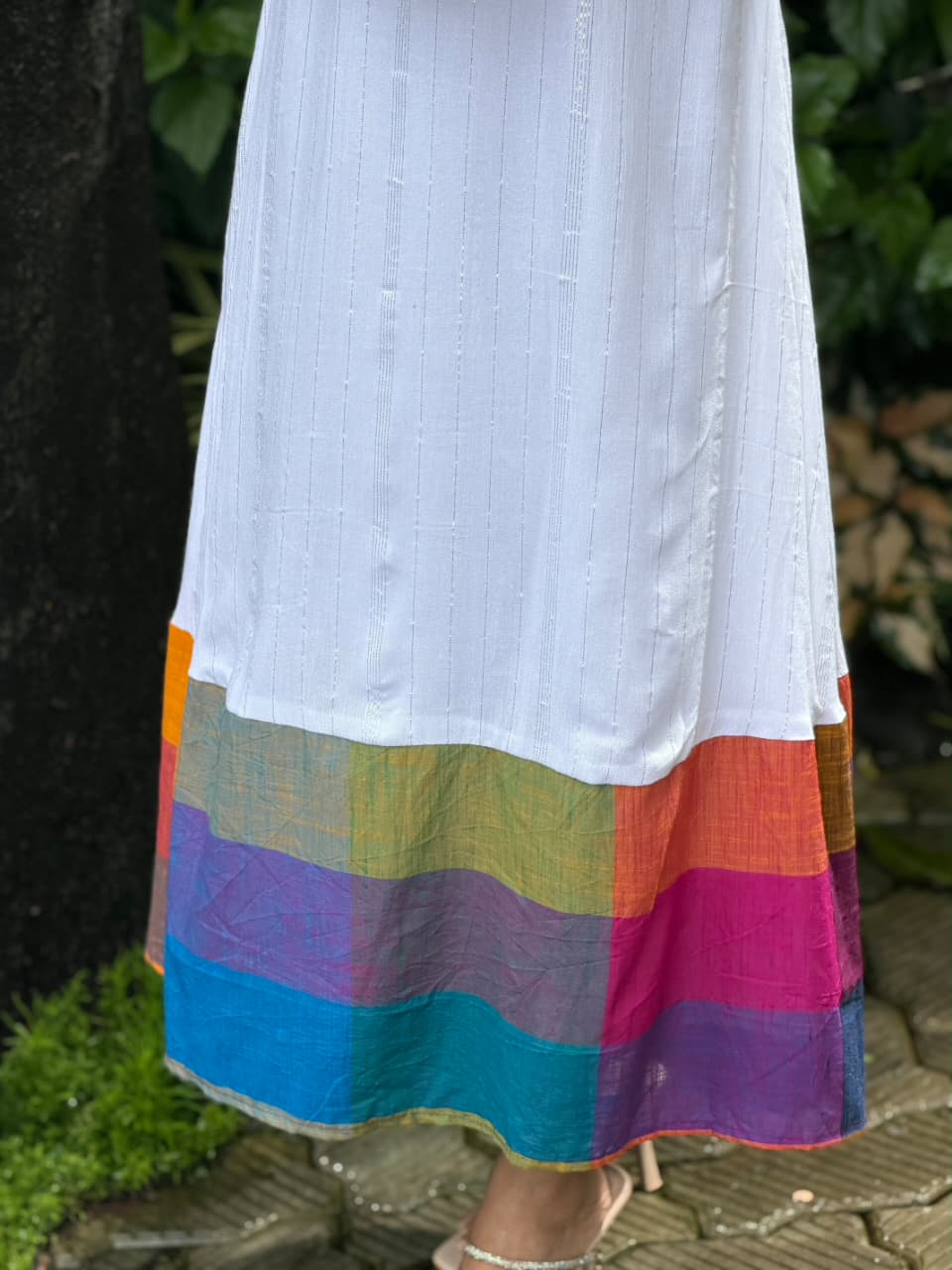 Detail of [PBC1074] Kasavu Traditional dress – showing colourblock hem border